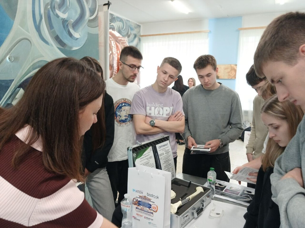 Здобувачі вищої освіти кафедри пропедевтики хірургічної стоматології долучилися до масштабного ювілейного заходу  у Полтавському державному медичному університеті