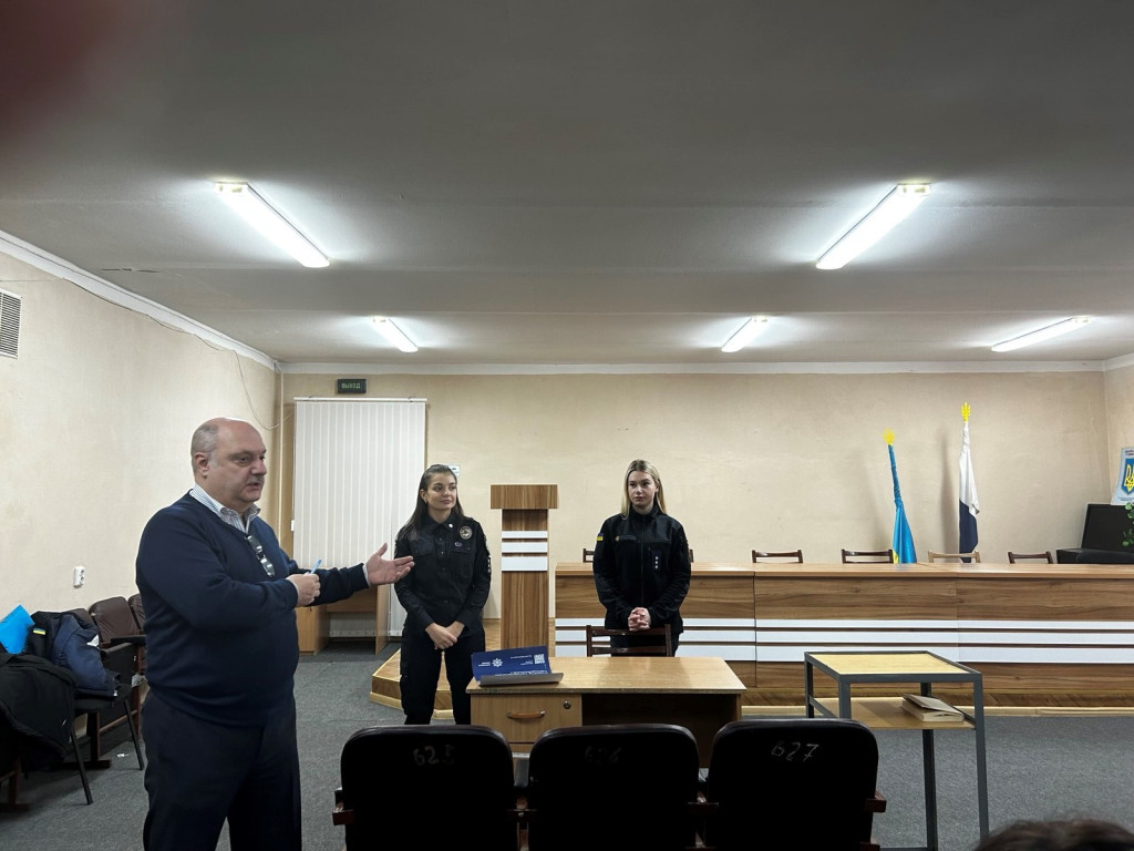 Співробітники Департаменту патрульної поліції та ДСНС України спілкувалися з викладачами і здобувачами освіти ПДМУ